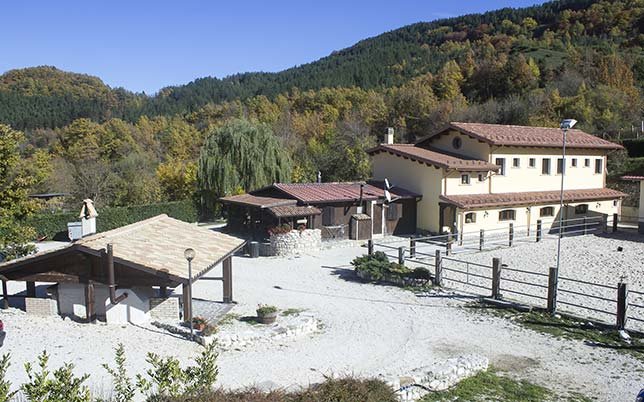 agriturismo-rio-torto-foto-02 Vista panoramica dell’Agriturismo Alfedena Abruzzo immerso nei boschi del Parco Nazionale, tra silenzi, cavalli e colori d’autunno.