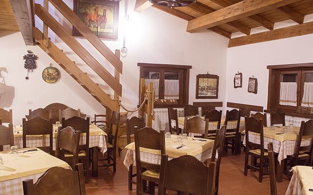 agriturismo-rio-torto-foto-04 Sala accogliente dell’Agriturismo Alfedena Abruzzo, dove ogni dettaglio racconta la calda ospitalità montana e i sapori autentici della cucina abruzzese.