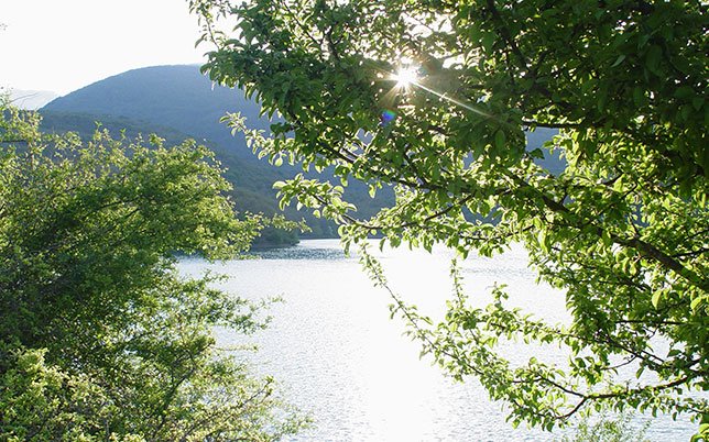 agriturismo-rio-torto-foto-attivita-2 Paesaggio naturale attraversato durante le passeggiate a cavallo Abruzzo, con scorci sul lago della Montagna Spaccata immersi nella quiete.