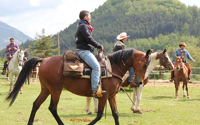agriturismo-rio-torto-foto-attivita-3 Partenza per le passeggiate a cavallo Abruzzo dall’Agriturismo Rio Torto, tra pianure verdi e panorami d’altura.