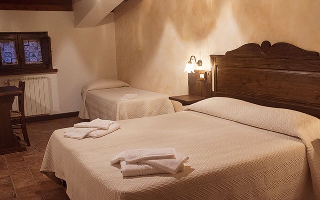 agriturismo-rio-torto-foto-camere-1 Camera rustica e luminosa con letti in legno e dettagli curati: il calore delle camere agriturismo Alfedena ti accoglie con comfort, silenzio e semplicità.