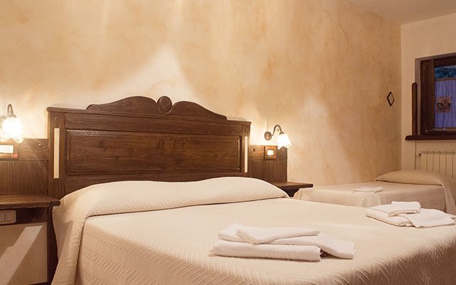 agriturismo-rio-torto-foto-camere-2 Camere agriturismo Alfedena con arredi in legno e atmosfera intima: un rifugio di comfort e silenzio nel cuore del Parco Nazionale.