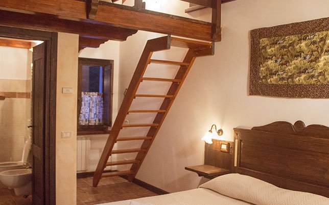 agriturismo-rio-torto-foto-camere-3 Ambiente rustico con soppalco e bagno interno: le camere agriturismo Alfedena uniscono funzionalità e accoglienza in uno stile caldo e familiare.