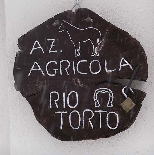 agriturismo-rio-torto-foto-q-01 Insegna rustica dell’Agriturismo Alfedena Abruzzo: autenticità e passione scolpite nel legno dell’azienda agricola Rio Torto.