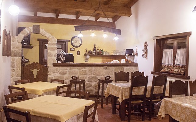 agriturismo-rio-torto-foto-ristorante-1 Ristorante tipico Alfedena con bancone in pietra, travi in legno e tavoli accoglienti: la tradizione abruzzese servita in un ambiente caldo e familiare.