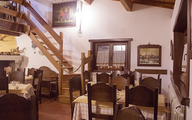 agriturismo-rio-torto-foto-ristorante-2 Ambiente caratteristico del ristorante tipico Alfedena, tra arredi in legno e atmosfera di montagna dove ogni dettaglio parla di autenticità.